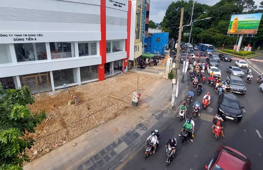 Một số hộ dân đường Cộng Hòa chờ nhận tiền đền bù để bàn giao mặt bằng. Ảnh: M.Q