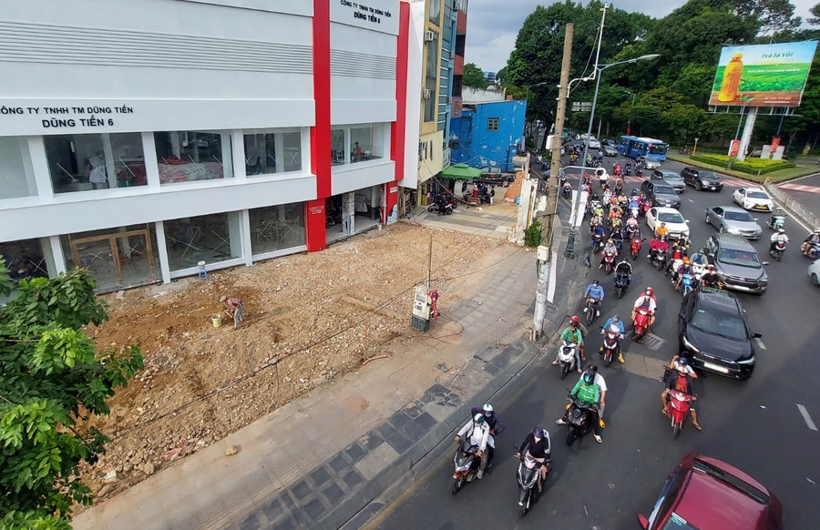 Một số hộ dân đường Cộng Hòa chờ nhận tiền đền bù để bàn giao mặt bằng. Ảnh: M.Q