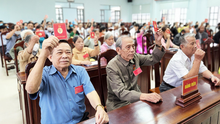  Đảng viên Chi bộ tổ dân phố 5 (phường Tây Sơn, TP. Pleiku) biểu quyết thông qua các chỉ tiêu nhiệm kỳ 2022-2025. Ảnh: Anh Huy