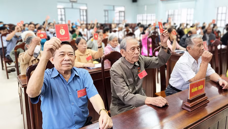  Đảng viên Chi bộ tổ dân phố 5 (phường Tây Sơn, TP. Pleiku) biểu quyết thông qua các chỉ tiêu nhiệm kỳ 2022-2025. Ảnh: Anh Huy