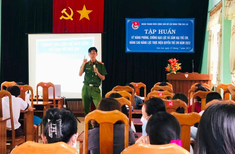 Đoàn thanh niên Công an huyện Đak Đoa phối hợp với đơn vị liên quan tập huấn kỹ năng phòng-chống bạo lực và xâm hại trẻ em tại địa phương. Ảnh: R'Ô HOK