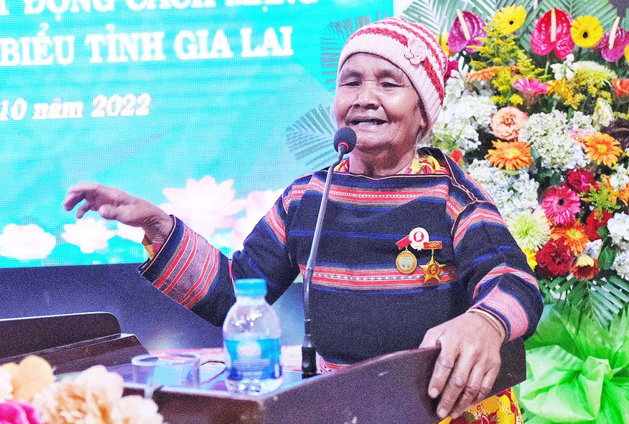 Nữ "Dũng sĩ diệt Mỹ" Puih Ích hồi tưởng những năm tháng đấu tranh trong kháng chiến chống Mỹ. Ảnh: Hoàng Ngọc Nữ Dũng sĩ diệt Mỹ Puih Ích hồi tưởng những năm tháng đấu tranh trong kháng chiến chống Mỹ. Ảnh: Hoàng Ngọc