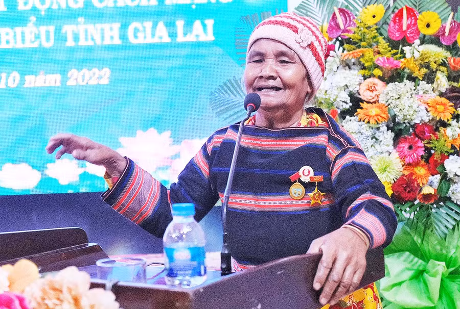  Nữ Dũng sĩ diệt Mỹ Puih Ích hồi tưởng những năm tháng đấu tranh trong kháng chiến chống Mỹ. Ảnh: Hoàng Ngọc