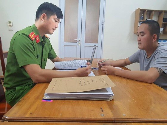  Lực lượng chức năng làm việc với Lường Khắc Công - đối tượng cầm đầu đường dây mua bán trái phép thông tin về tài khoản ngân hàng. Ảnh: Công an Hà Tĩnh