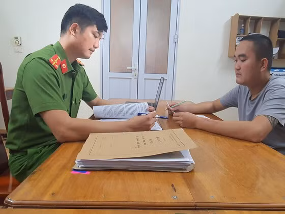  Lực lượng chức năng làm việc với Lường Khắc Công - đối tượng cầm đầu đường dây mua bán trái phép thông tin về tài khoản ngân hàng. Ảnh: Công an Hà Tĩnh