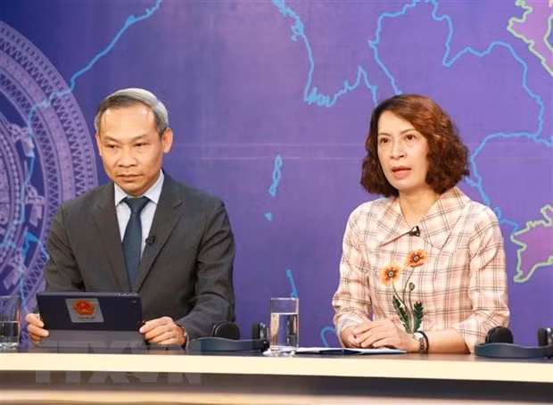 Thứ trưởng Bộ Y tế Nguyễn Thị Liên Hương (bên phải) phát biểu tại tọa đàm. (Ảnh: Phương Hoa/TTXVN)