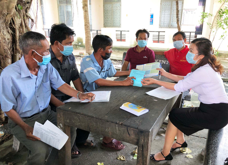 Cán bộ Trung tâm Dịch vụ việc làm tỉnh tuyên truyền cho người lao động về chuyển đổi số trong thực hiện chính sách BHTN. Ảnh: Đinh Yến