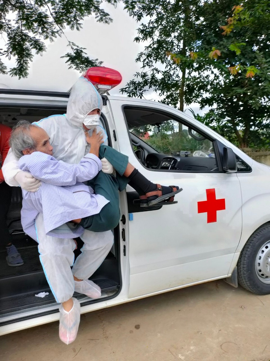 Nhân viên y tế Lâm Đồng nỗ lực phòng chống dịch Covid-19. Ảnh: L.V