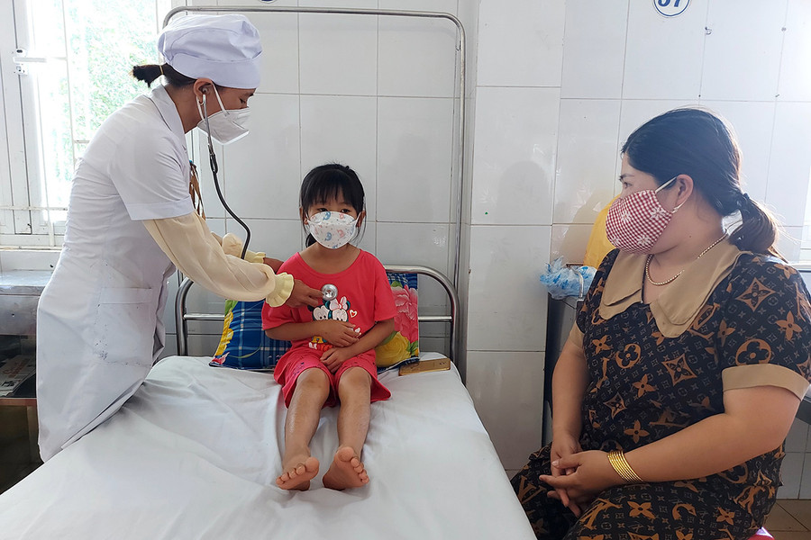 Thăm khám bệnh cho bệnh nhân nhi điều trị SXH tại Trung tâm Y tế TP. Pleiku. Ảnh: Thiên Di Thăm khám bệnh cho bệnh nhân nhí điều trị SXH tại Trung tâm Y tế TP. Pleiku