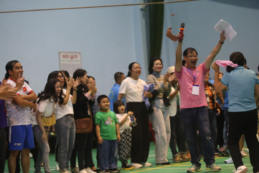 Các khán giả đã có những tràng cười sảng khoái khi cổ vũ cho các VĐV Ảnh Văn Ngọc