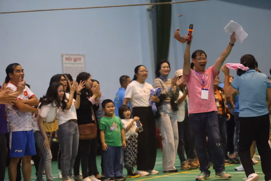 Các khán giả đã có những tràng cười sảng khoái khi cổ vũ cho các VĐV Ảnh Văn Ngọc