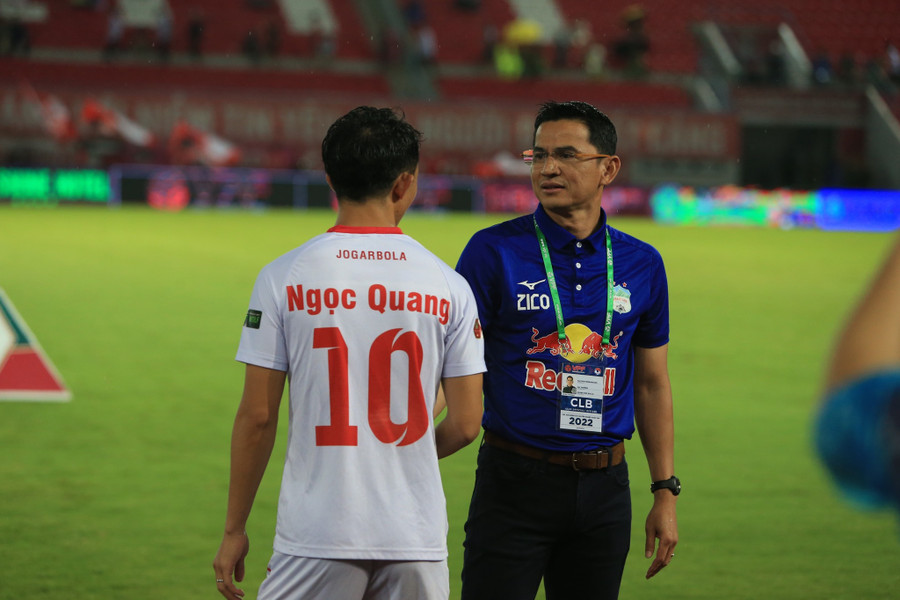 Zico Thái đánh giá cao Châu Ngọc Quang. Ảnh: Minh Tú