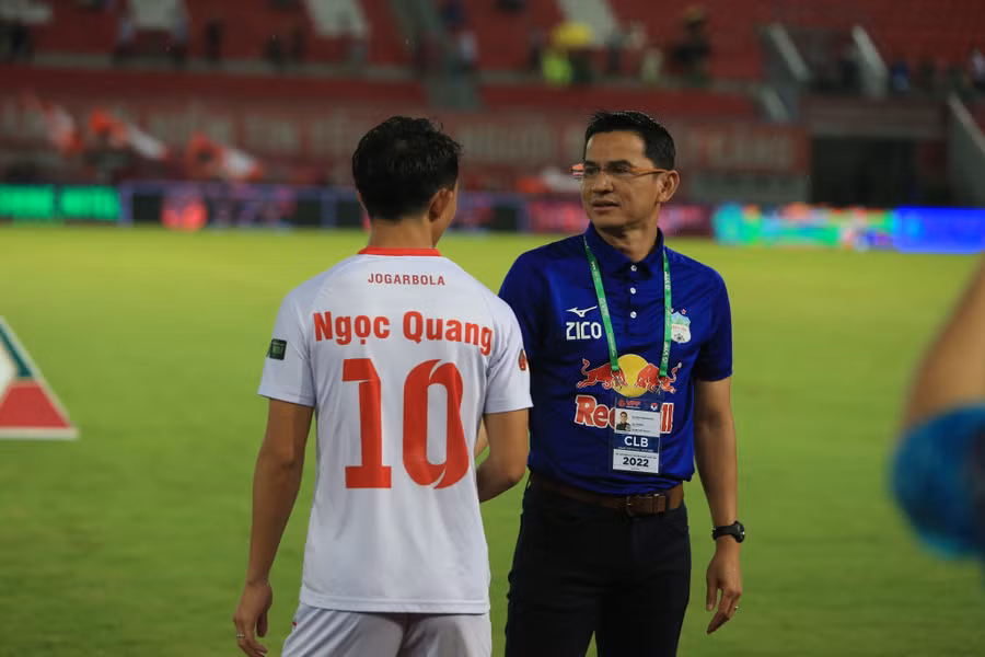 Zico Thái đánh giá cao Châu Ngọc Quang. Ảnh: Minh Tú