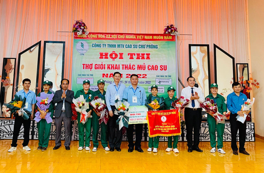 Lãnh đạo Tập đoàn Công nghiệp Cao su Việt Nam và lãnh đạo Công ty TNHH một thành viên Cao su Chư Prông trao giải nhất đồng đội cho Nông trường Đoàn Kết. Ảnh: Vũ Thảo