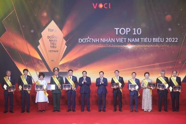 Thủ tướng Phạm Minh Chính cùng Top 10 doanh nhân tiêu biểu 2022 (ảnh: VGP).