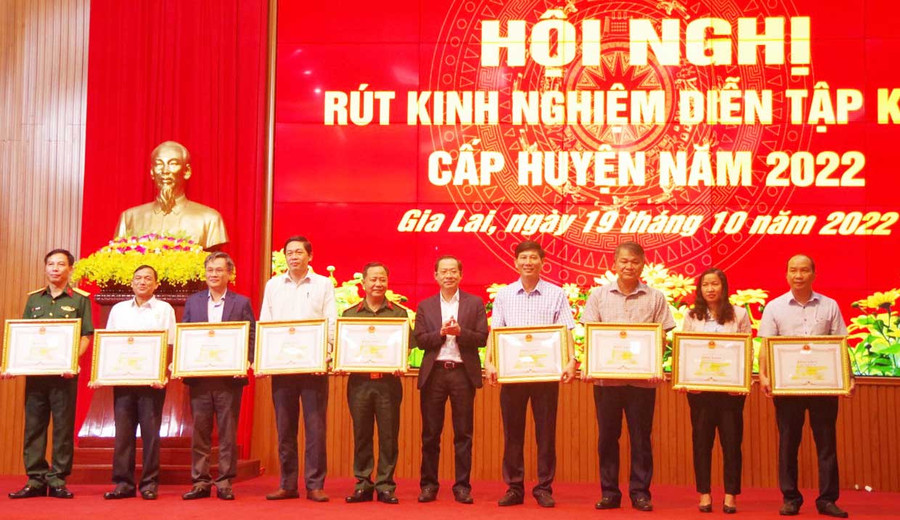 Các tập thể và cá nhân nhận bằng khen của UBND tỉnh vì có thành tích xuất sắc trong diễn tập KVPT cấp huyện năm 2022. Ảnh: Kim Hồng Các tập thể và cá nhân vinh dự đón nhận bằng khen của UBND tỉnh vì có thành tích xuất sắc trong diễn tập KVPT cấp huyện năm 2022. Ảnh: Kim Hồng