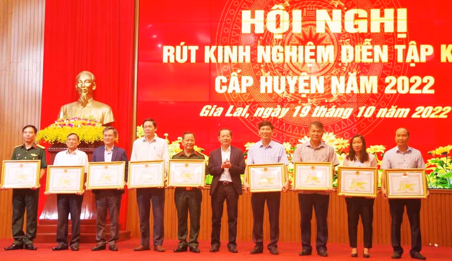  Các tập thể và cá nhân vinh dự đón nhận bằng khen của UBND tỉnh vì có thành tích xuất sắc trong diễn tập KVPT cấp huyện năm 2022. Ảnh: Kim Hồng