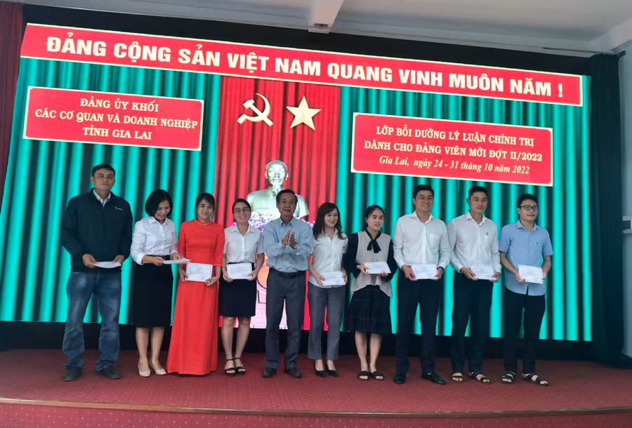 Ban Thường vụ Đảng ủy Khối các cơ quan và doanh nghiệp tỉnh trao chứng nhận cho các đảng viên mới