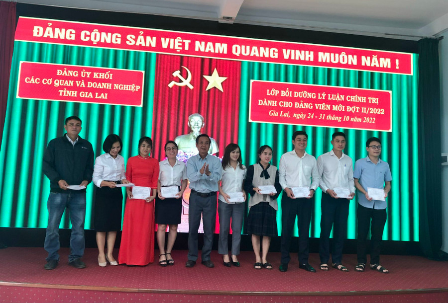 Ban Thường vụ Đảng ủy Khối các cơ quan và doanh nghiệp tỉnh trao chứng nhận cho các đảng viên mới