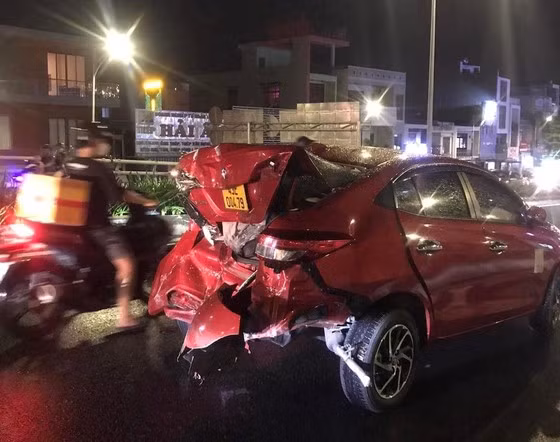 Đuôi xe của chiếc ô tô 4 chỗ