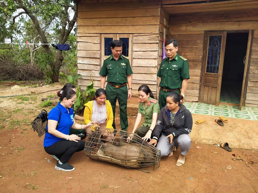 tặng mô hình sinh kế cho người nghèo.Ảnh: Vĩnh Hoàng