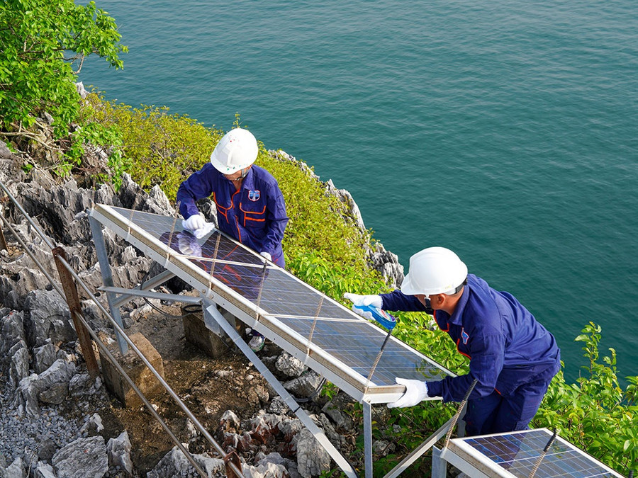 Hệ thống pin năng lượng mặt trời trên Hòn Bài. Ảnh: Độc Lập  Hệ thống pin năng lượng mặt trời trên Hòn Bài. Ảnh: Độc Lập