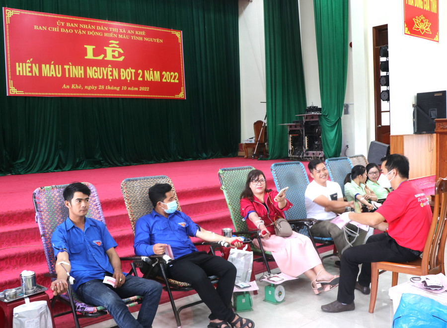 Đợt hiến máu lần nầy thu hút hơn 400 người là cán bộ, chiến sĩ lực lượng vũ trang, đoàn viên, thanh niên, tình nguyện viên. Ảnh: Ngọc Minh