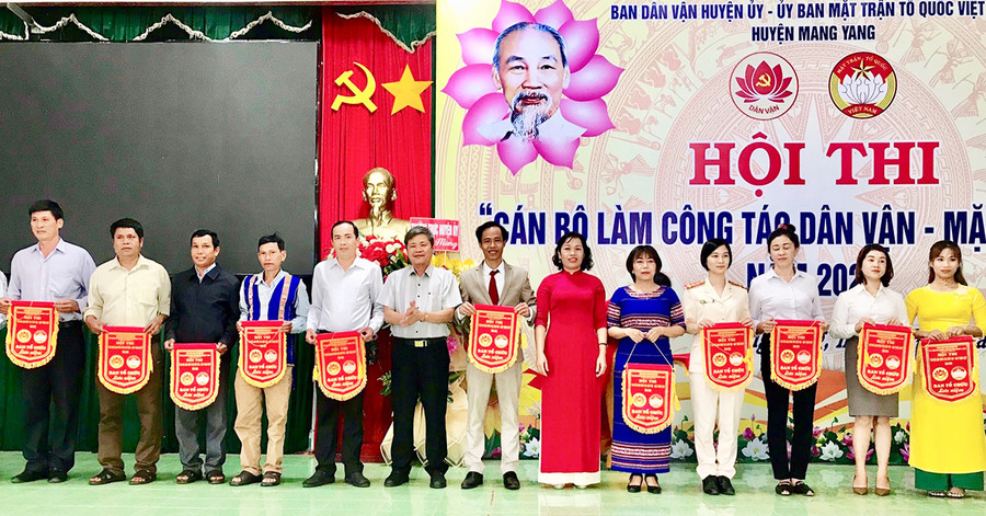  Phó Bí thư Thường trực Huyện ủy Mang Yang Nguyễn Văn Tha (thứ 6 từ trái qua) trao cờ lưu niệm cho các đội tham gia Hội thi. Ảnh: Lê Đại