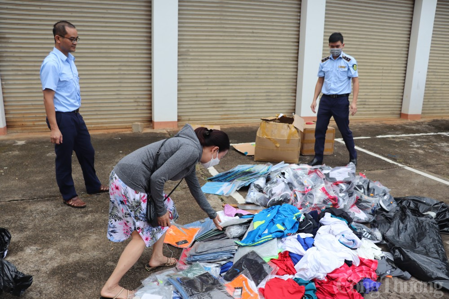 Cục Quản lý thị trường Đak Lak xử phạt hai cơ sở kinh doanh và buộc tiêu hủy hơn 300 sản phẩm hàng hóa giả mạo các nhãn hiệu nổi tiếng. Ảnh nguồn Báo Công Thương Cục Quản lý thị trường Đak Lak xử phạt hai cơ sở kinh doanh và buộc tiêu hủy hơn 300 sản phẩm hàng hóa giả mạo các nhãn hiệu nổi tiếng. Ảnh nguồn Báo Công Thương