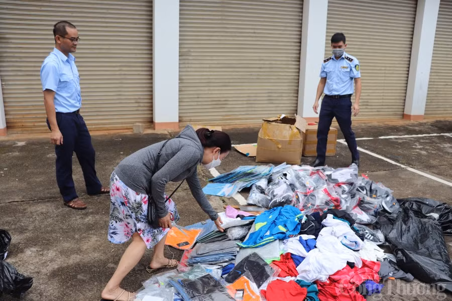 Cục Quản lý thị trường Đak Lak xử phạt hai cơ sở kinh doanh và buộc tiêu hủy hơn 300 sản phẩm hàng hóa giả mạo các nhãn hiệu nổi tiếng. Ảnh nguồn Báo Công Thương