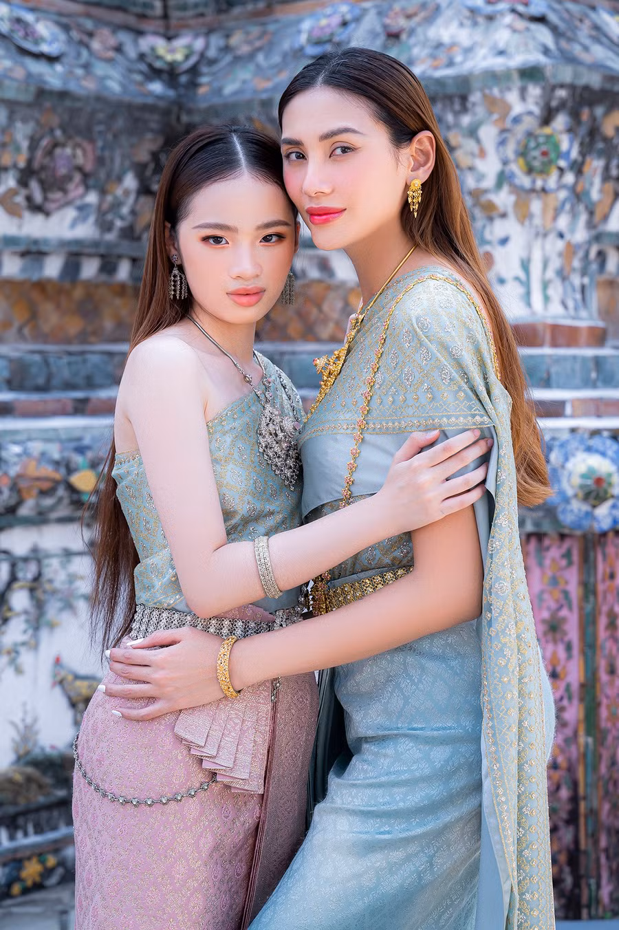 Bảo Hà và cô giáo Võ Hoàng Yến. Ảnh: NSCC