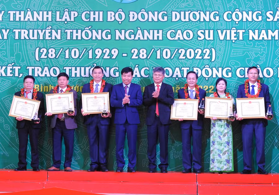 Ông Trương Công Tuyên và Phạm Đình Luyến (ngoài cùng bên trái) nhận giải thưởng Phú Riềng Đỏ năm 2022. Ảnh: Hà Đức Thành