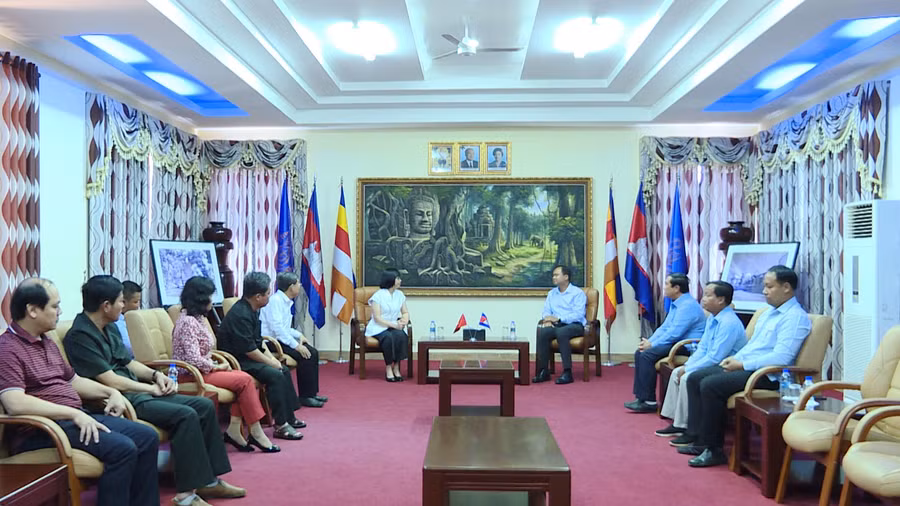 Quang cảnh buổi đến thăm, chào xã giao. Ảnh: Đoàn Bình