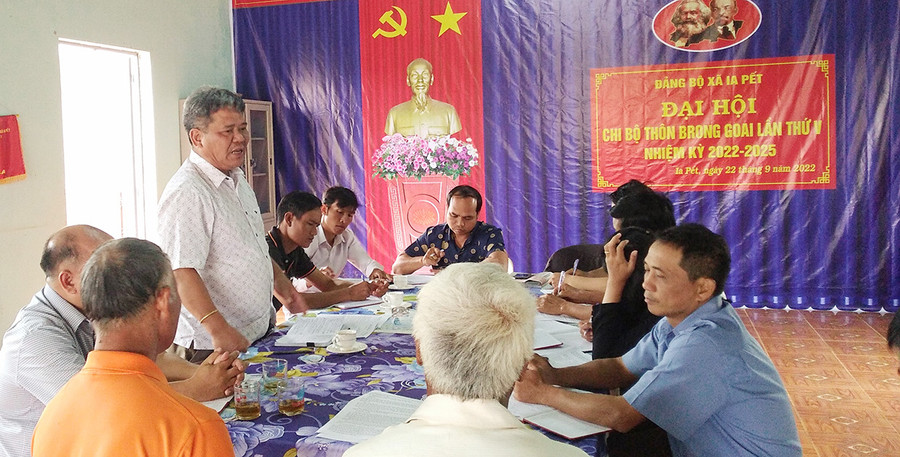Chủ tịch Ủy ban MTTQ Việt Nam tỉnh Hồ Văn Điềm phát biểu tại buổi sinh hoạt Chi bộ thôn Brong Goai (xã Ia Pết). Ảnh: Lê Đại Chủ tịch Ủy ban MTTQ Việt Nam tỉnh Hồ Văn Điềm phát biểu tại buổi sinh hoạt Chi bộ thôn Brong Goai (xã Ia Pết). Ảnh: Lê Đại