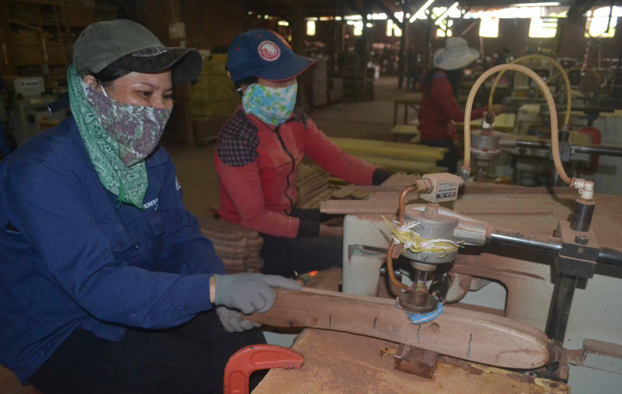 Chế biến gỗ tại huyện Kbang. Ảnh: Lê Nam