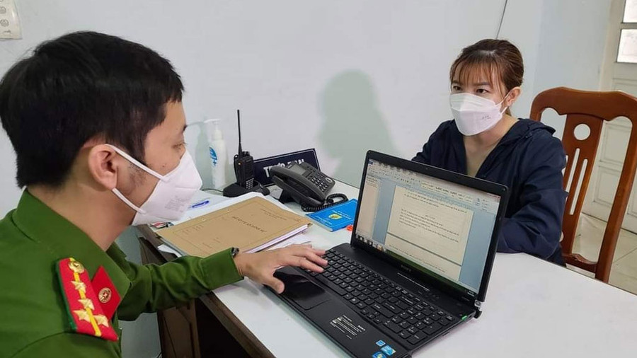 Một nữ bị can bị Công an TP.Đà Nẵng khởi tố về tội mua bán trái phép thông tin tài khoản NH người khác. Ảnh: Nguyễn Tú Một nữ bị can bị Công an TP.Đà Nẵng khởi tố về tội mua bán trái phép thông tin tài khoản NH người khác. Ảnh: Nguyễn Tú