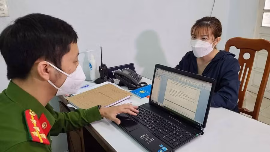 Một nữ bị can bị Công an TP.Đà Nẵng khởi tố về tội mua bán trái phép thông tin tài khoản NH người khác. Ảnh: Nguyễn Tú