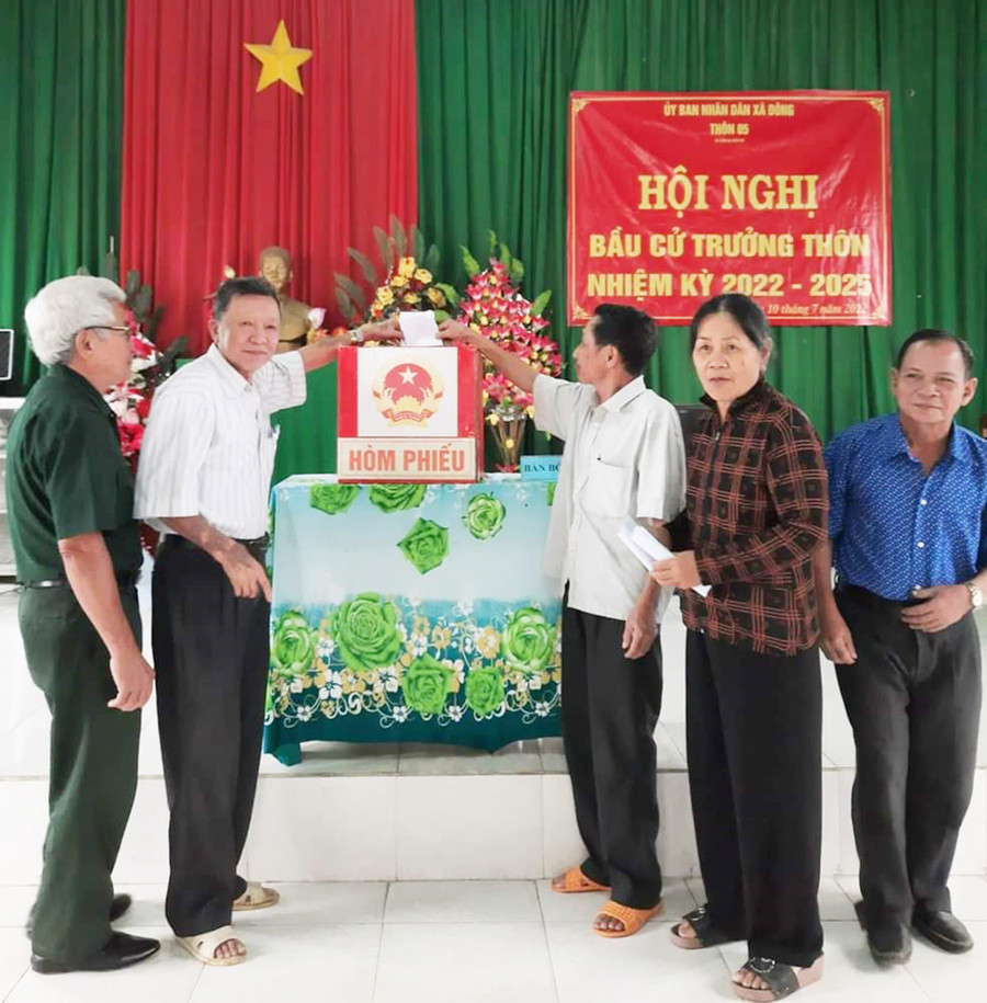  Thôn 5 (xã Đông) tổ chức bỏ phiếu bầu trưởng thôn nhiệm kỳ 2022-2025. Ảnh: Minh Nguyễn