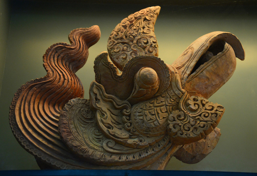 Đầu phượng đất nung khai quật từ Hoàng thành Thăng Long với phần đuôi được phục dựng lại. Ảnh: Phong An 