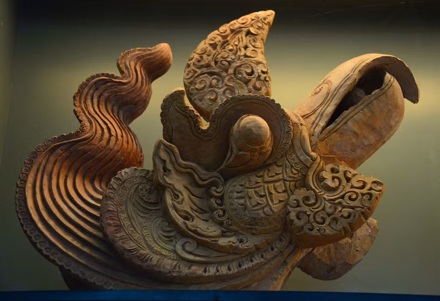 Đầu phượng đất nung khai quật từ Hoàng thành Thăng Long với phần đuôi được phục dựng lại. Ảnh: Phong An 