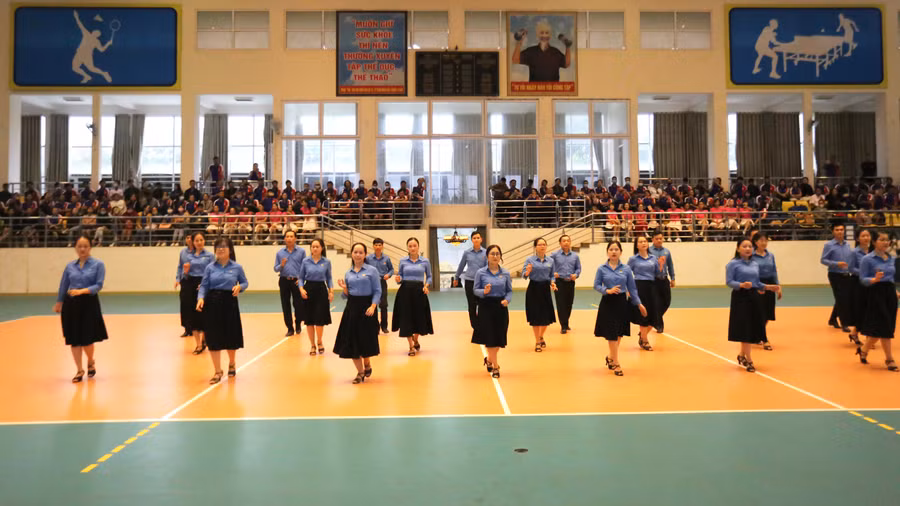 Một phần thi đồng diễn thể dục giữa giờ-dân vũ thể thao. Ảnh: Văn Ngọc