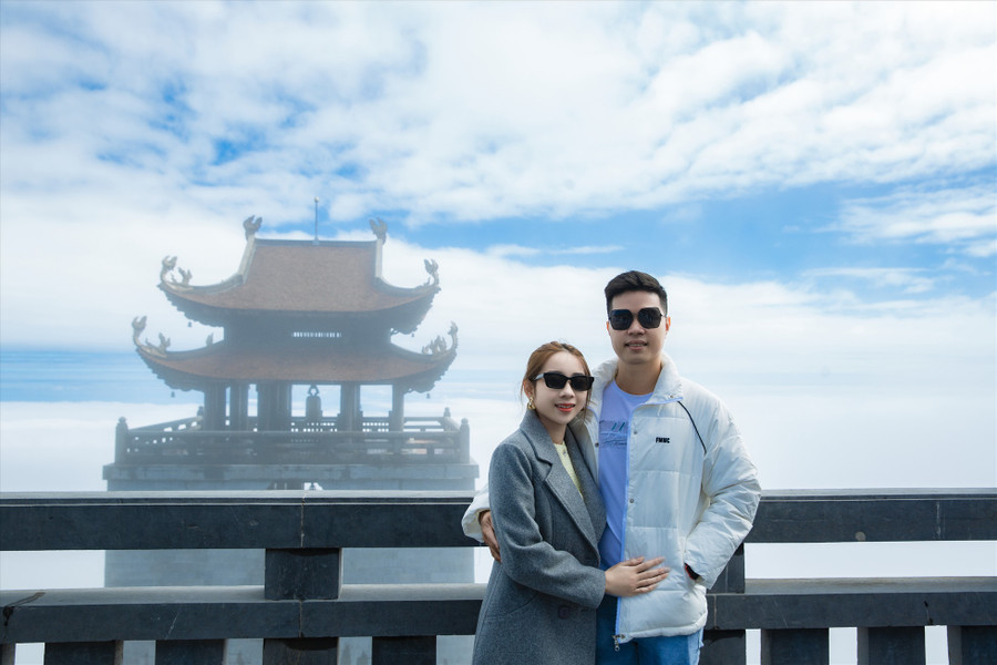 Anh Quy, du khách Đồng Tháp cho biết đây là lần thứ 2 đến với Sun World Fansipan Legend. “Lần này đến đây, mình may mắn được chiêm ngưỡng biển mây huyền ảo. Không chỉ cảnh sắc thiên nhiên mà những công trình tâm linh, vườn hoa rực rỡ sắc màu của khu du lịch cũng rất ấn tượng. Tất cả hòa quyện với nhau như miền tiên cảnh”, anh nói. Anh Quy, du khách Đồng Tháp cho biết đây là lần thứ 2 đến với Sun World Fansipan Legend. “Lần này đến đây, mình may mắn được chiêm ngưỡng biển mây huyền ảo. Không chỉ cảnh sắc thiên nhiên mà những công trình tâm linh, vườn hoa rực rỡ sắc màu của khu du lịch cũng rất ấn tượng. Tất cả hòa quyện với nhau như miền tiên cảnh”, anh nói.