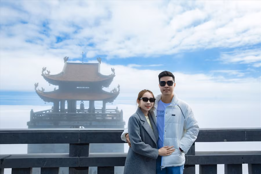 Anh Quy, du khách Đồng Tháp cho biết đây là lần thứ 2 đến với Sun World Fansipan Legend. “Lần này đến đây, mình may mắn được chiêm ngưỡng biển mây huyền ảo. Không chỉ cảnh sắc thiên nhiên mà những công trình tâm linh, vườn hoa rực rỡ sắc màu của khu du lịch cũng rất ấn tượng. Tất cả hòa quyện với nhau như miền tiên cảnh”, anh nói.