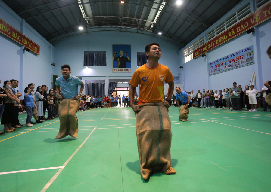 Phần thi nhảy bao bố tiếp sức đã diễn ra đầy kịch tính Ảnh: Văn Ngọc