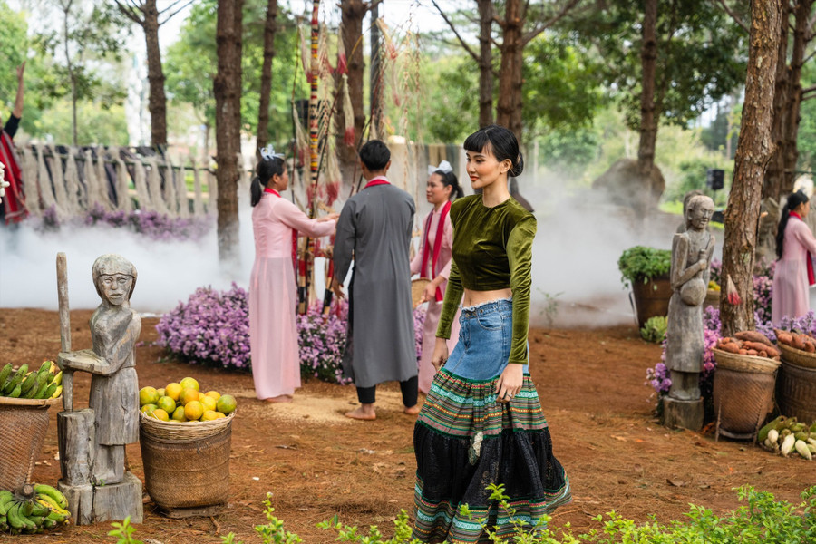 Trang phục thổ cẩm Tây Nguyên vừa quen, nhưng cũng rất lạ trong mắt du khách và ngay cả với người dân bản địa. Ảnh: Hà Nguyễn