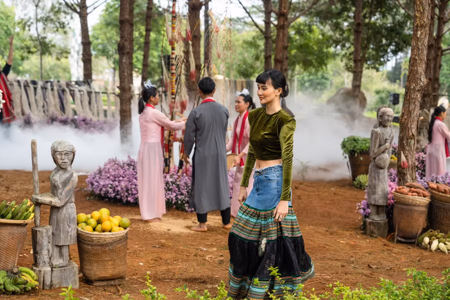 Trang phục thổ cẩm Tây Nguyên vừa quen, nhưng cũng rất lạ trong mắt du khách và ngay cả với người dân bản địa. Ảnh: Hà Nguyễn