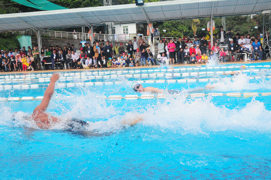 Các vận động viên tranh tài tại Giải Bơi học sinh phổ thông toàn tỉnh lần thứ II năm 2020. Ảnh: Mộc Trà