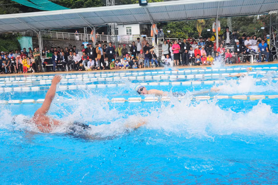 Các vận động viên tranh tài tại Giải Bơi học sinh phổ thông toàn tỉnh lần thứ II năm 2020. Ảnh: Mộc Trà Các vận động viên tranh tài tại Giải Bơi học sinh phổ thông toàn tỉnh lần thứ II năm 2020. Ảnh: Mộc Trà