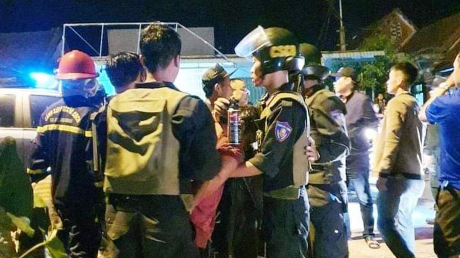 Nghi phạm (áo đỏ) bị khống chế. Ảnh: C.X Nghi phạm (áo đỏ) bị khống chế. Ảnh: C.X