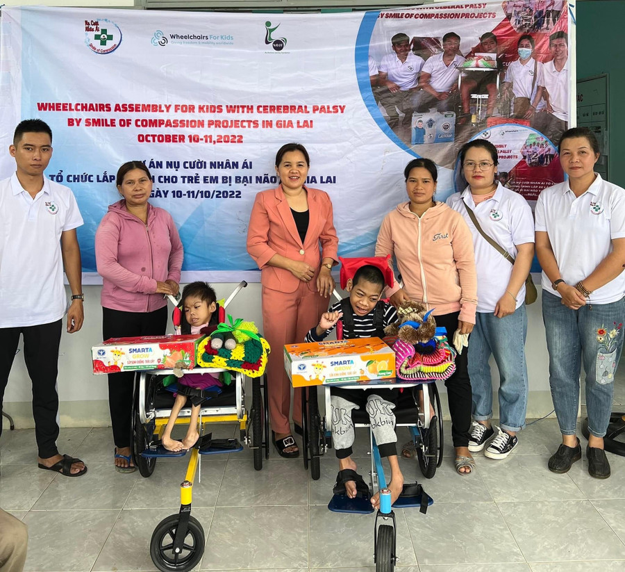 Tặng xe lăn cho trẻ em bị bại não và khuyết tật. Ảnh. Huỳnh Tư Tặng xe lăn cho trẻ em bị bại nào và khuyết tật. Ảnh. Thanh Tịnh
